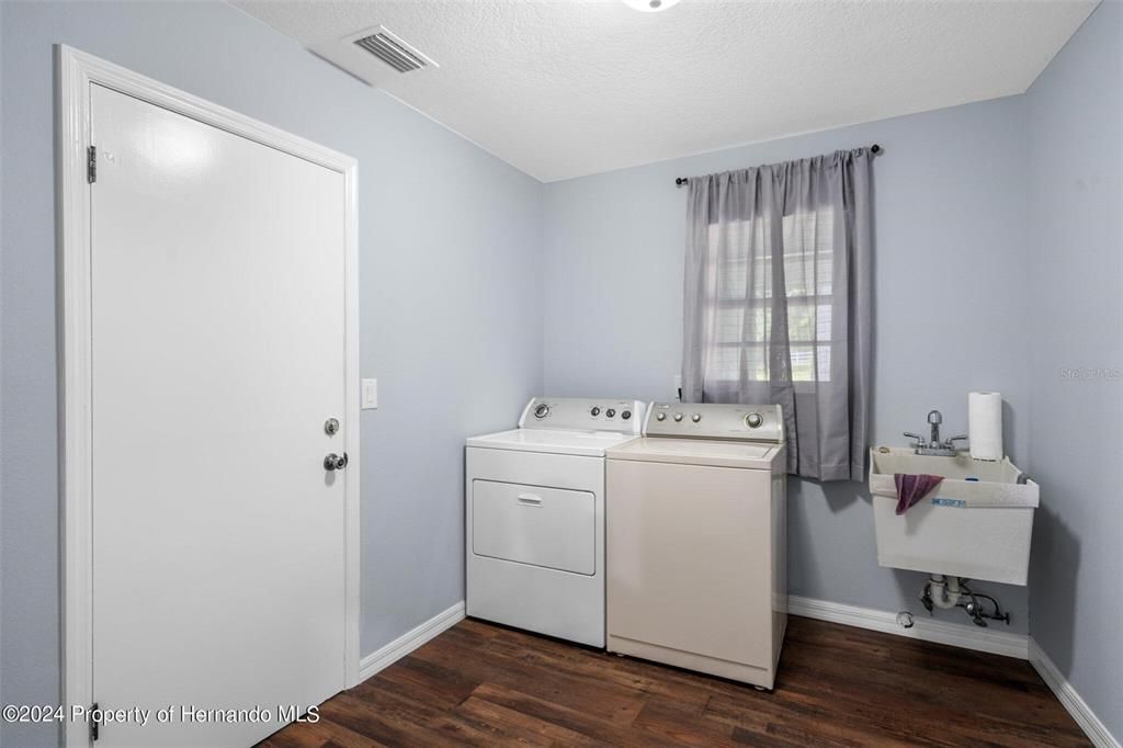 Interior, Washer, Wood Texture Flooring