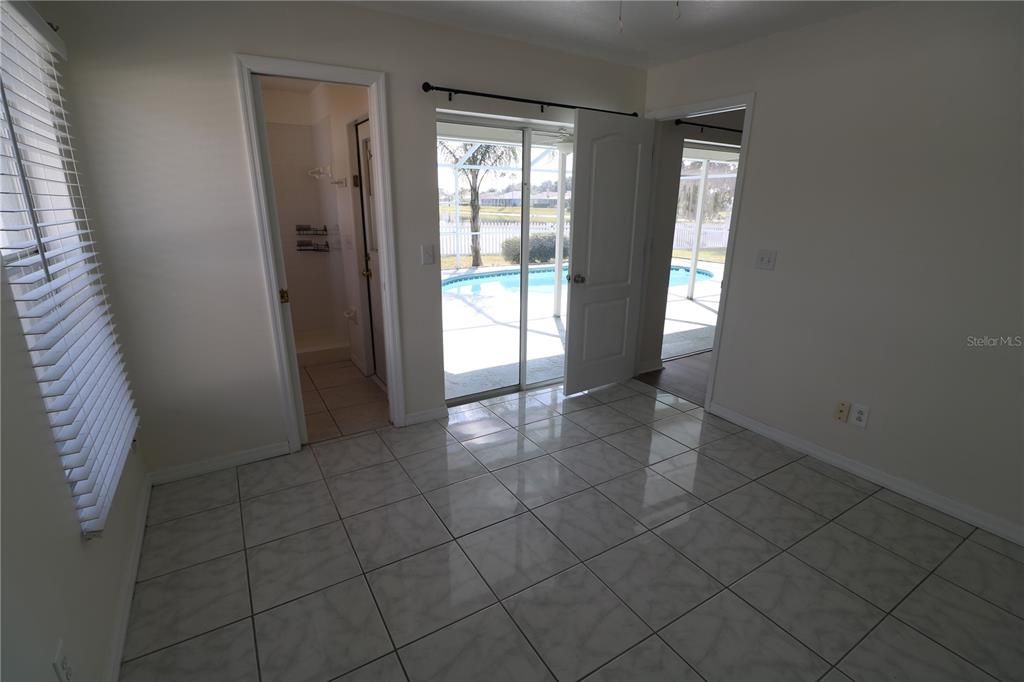 Empty room, Interior