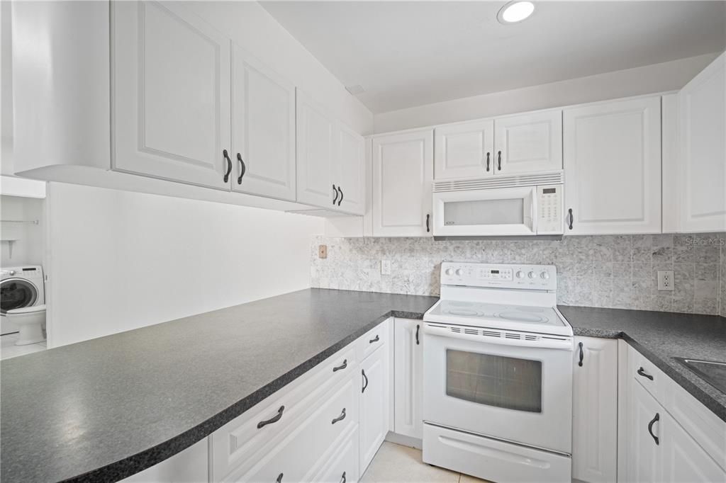 Interior, Kitchen, Recessed Lighting, Washer