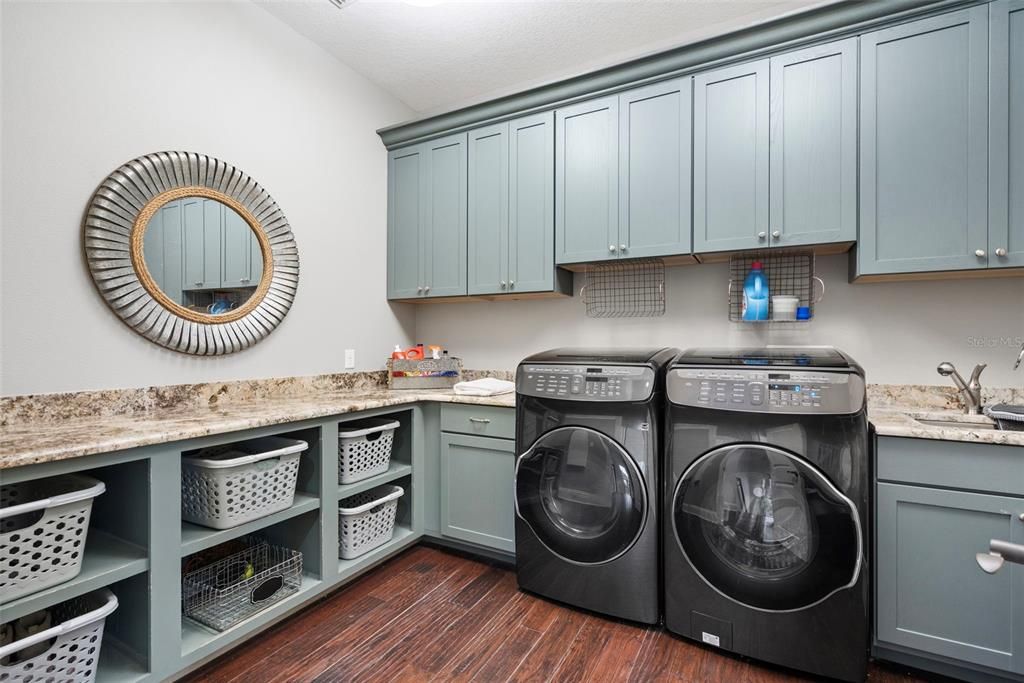 Interior, Washer, Wood Texture Flooring