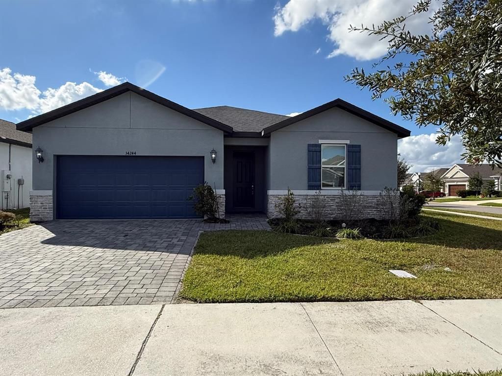 Attached, Exterior, Facade, Ranch