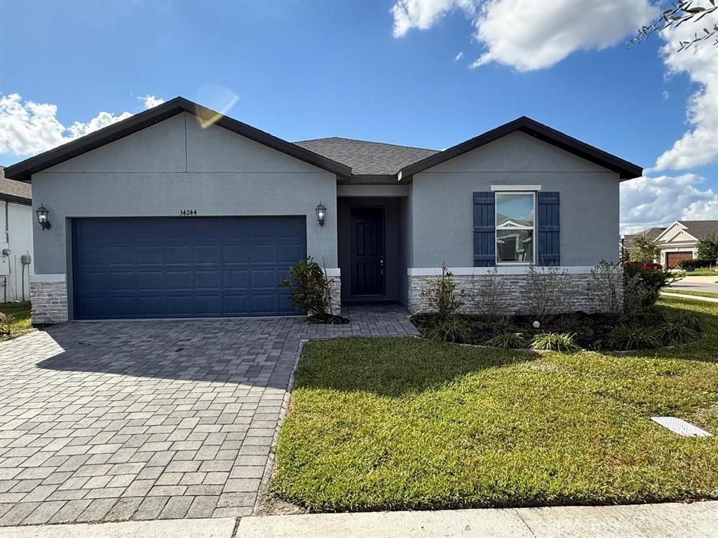 Attached, Exterior, Facade, Ranch