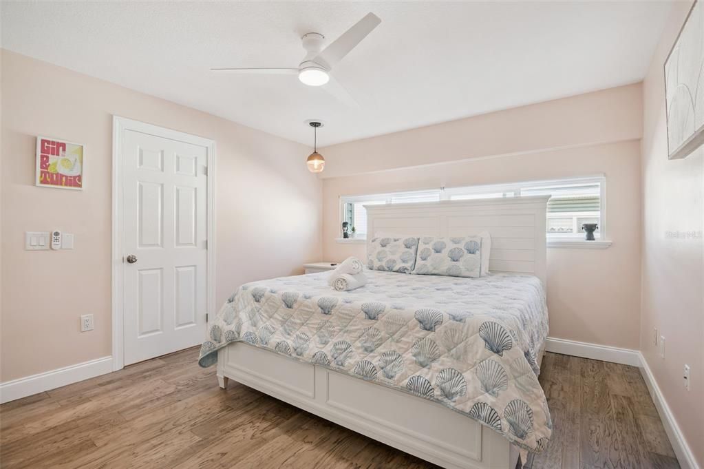 Bedroom, Interior, Pendant Lights, Wood Texture Flooring
