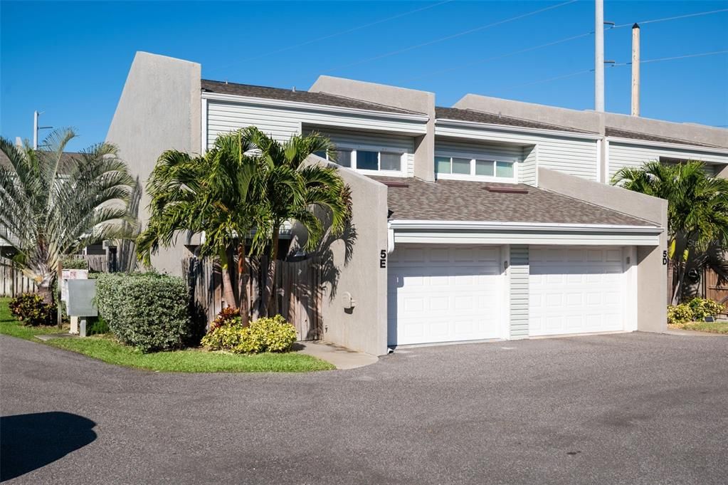 Attached, Exterior, Facade, Modern