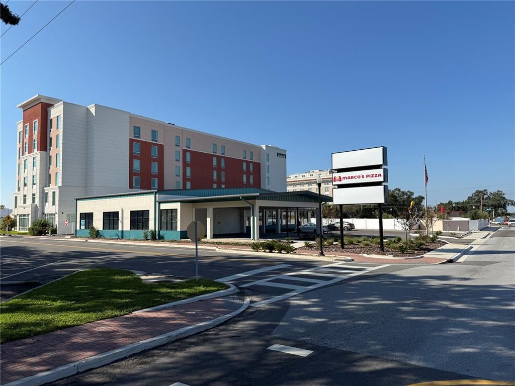 Exterior, Facade, Modern