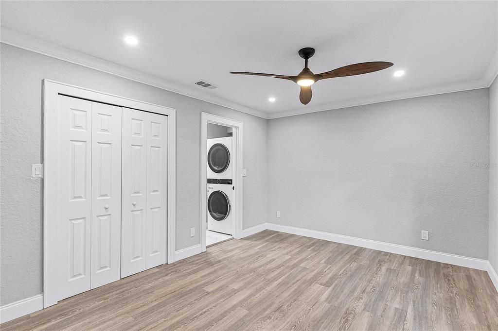Empty room, Interior, Recessed Lighting, Washer, Wood Texture Flooring