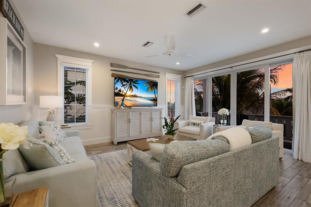 Interior, Living room, Recessed Lighting, Wood Texture Flooring