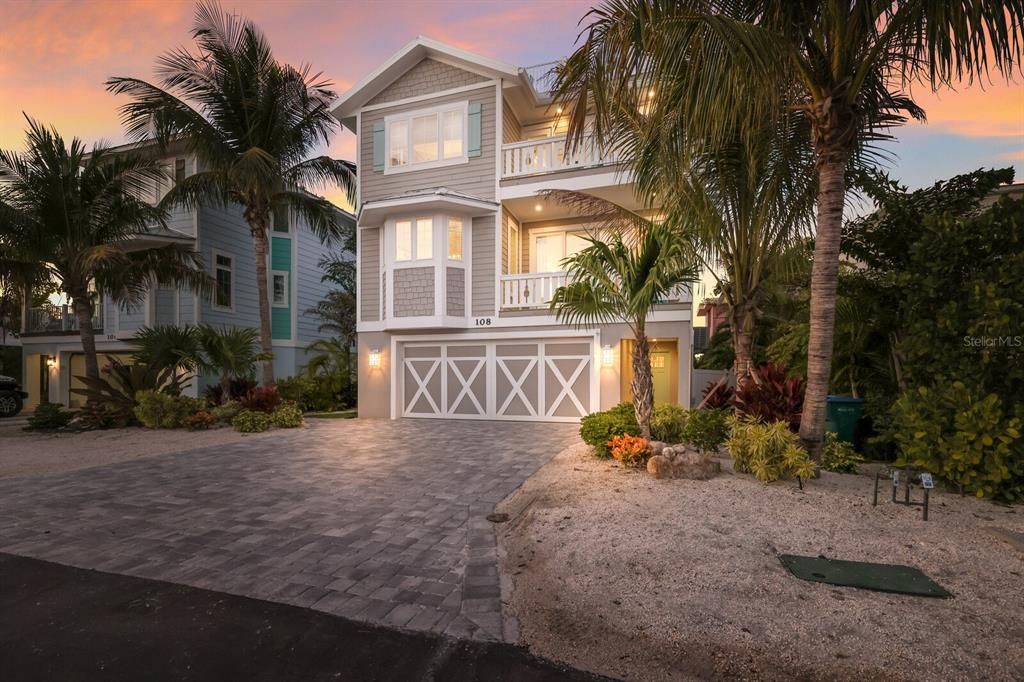 Attached, Exterior, Facade, Mediterranean