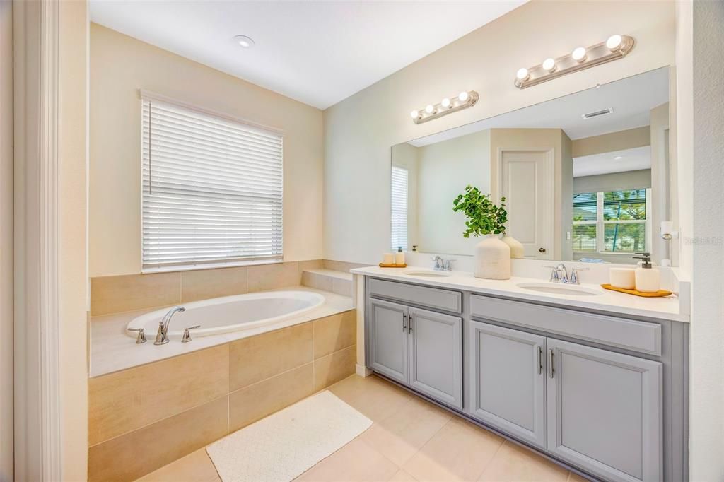 Bathroom, Dual Sink Vanities, Interior, Recessed Lighting