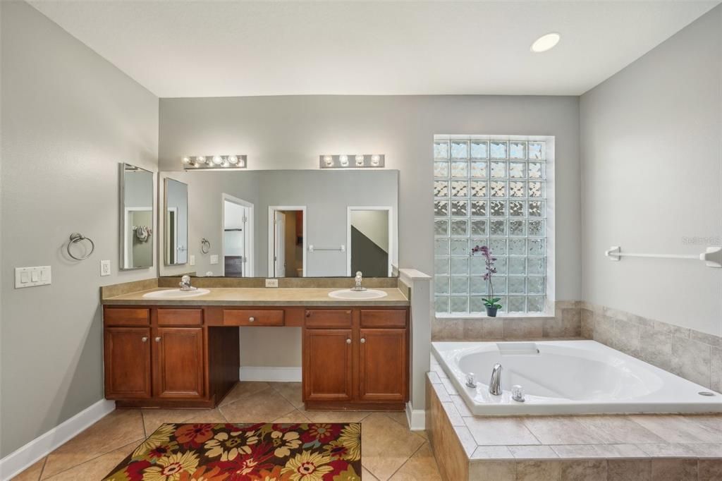 Bathroom, Dual Sink Vanities, Interior, Recessed Lighting