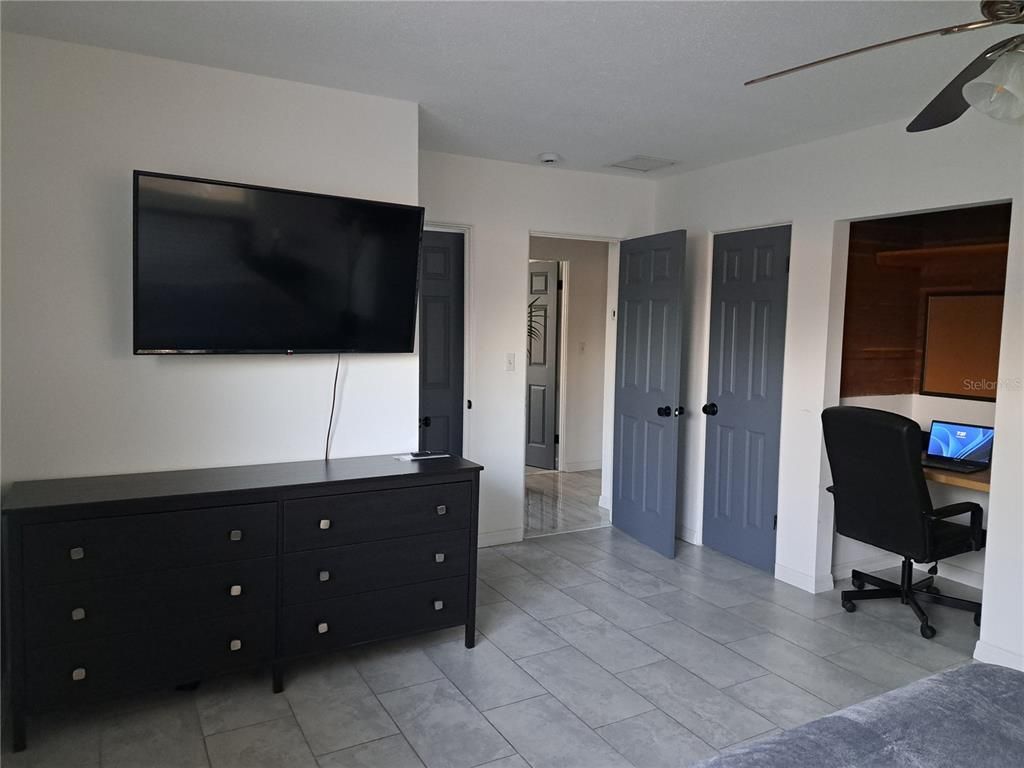 Home Office, Interior