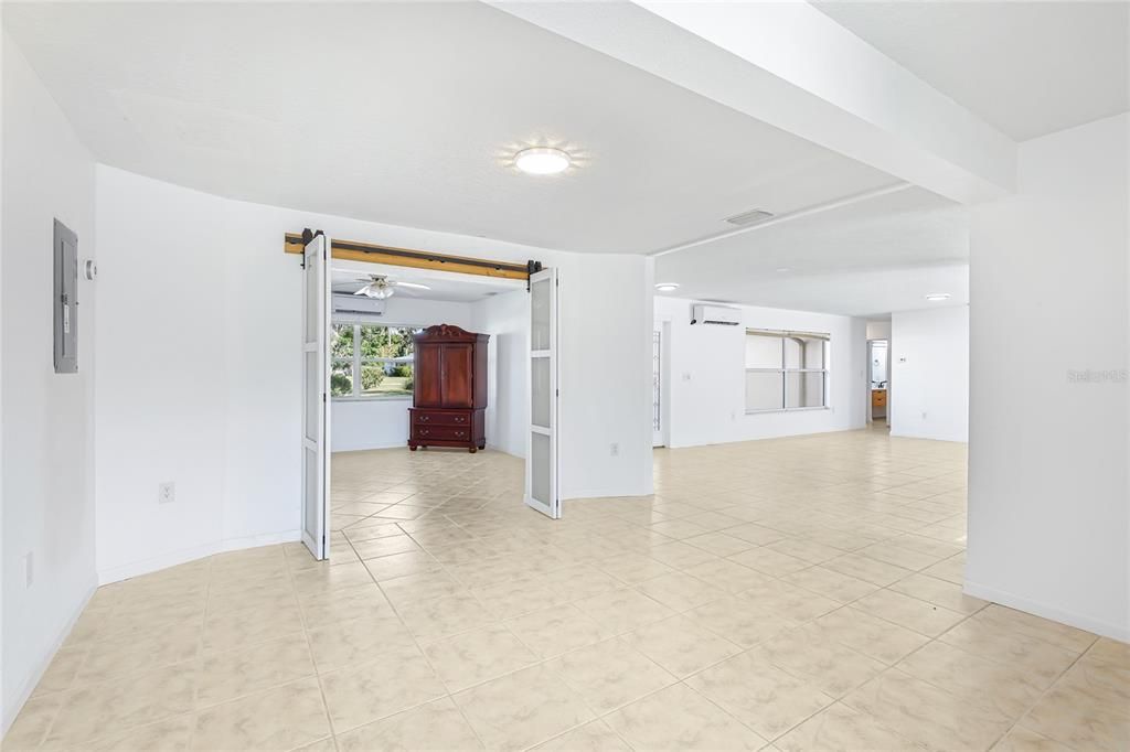 Empty room, Interior