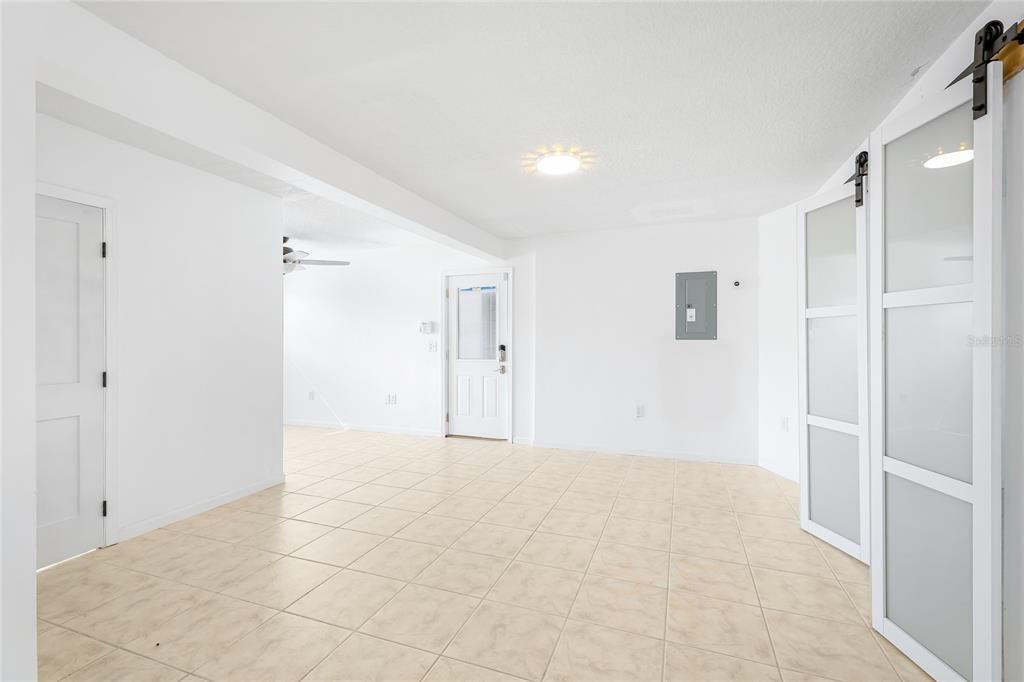 Empty room, Interior