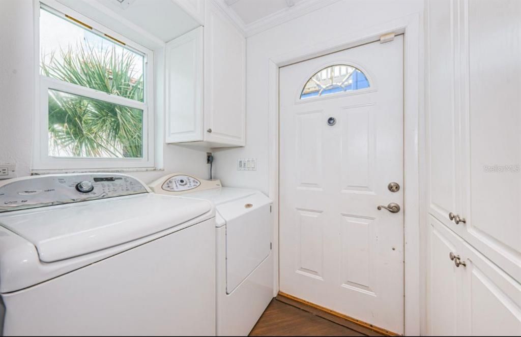 Interior, Washer, Wood Texture Flooring
