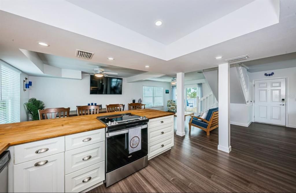 Dining room, Interior, Kitchen, Recessed Lighting, Wood Texture Flooring