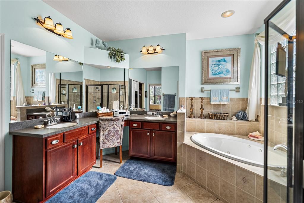 Bathroom, Dual Sink Vanities, Interior, Recessed Lighting