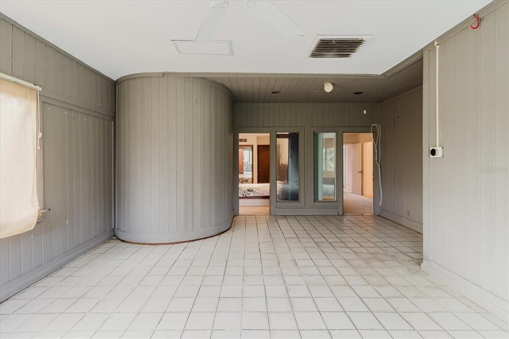 Empty room, Interior