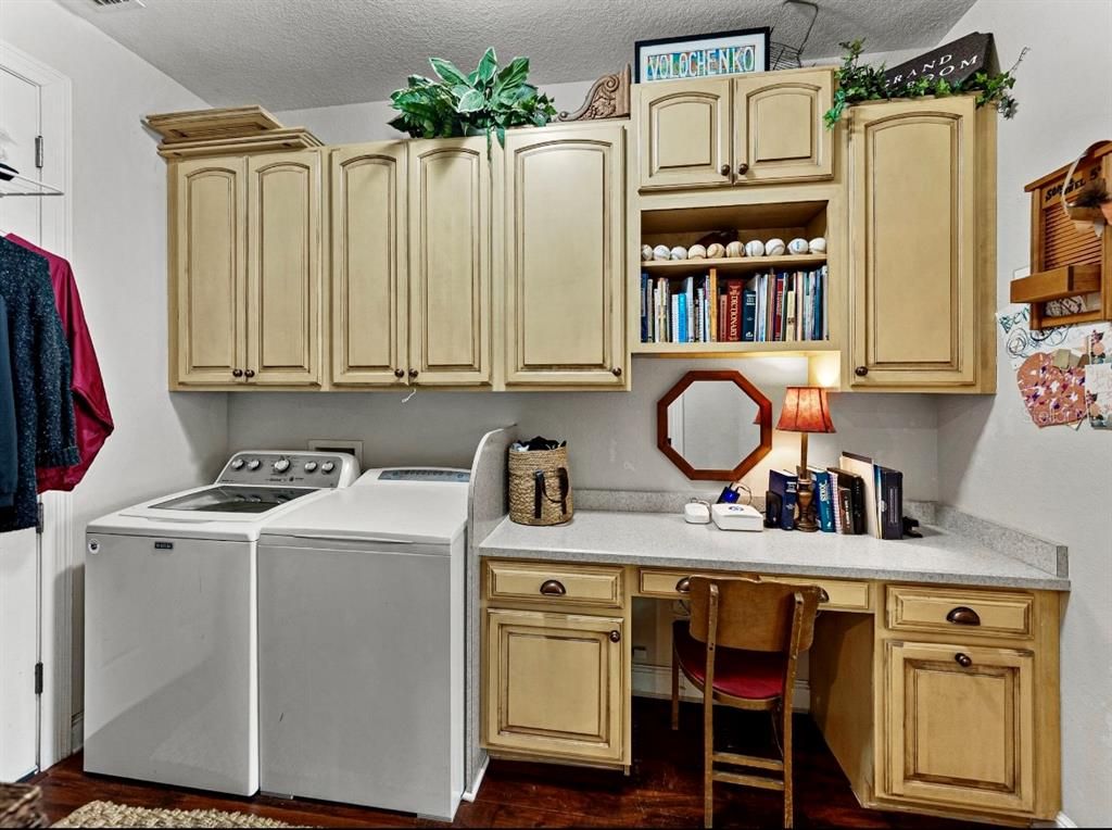 Interior, Washer, Wood Texture Flooring