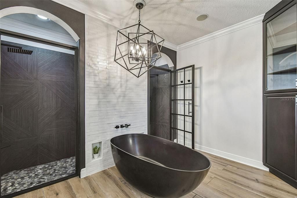 Bathroom, Free Standing Baths, Interior, Pendant Lights, Recessed Lighting, Wood Texture Flooring