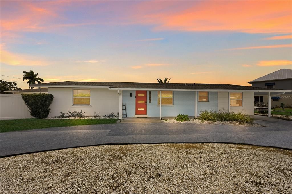 Exterior, Facade, Ranch