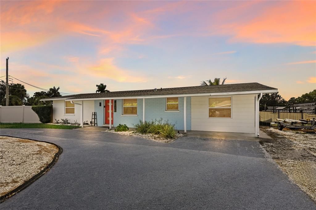 Exterior, Facade, Ranch