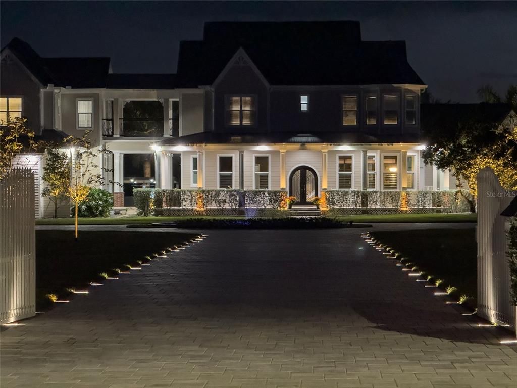 Exterior, Facade, Modern