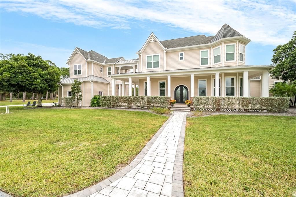 Backyard, Exterior, Facade, Queen Anne Victorian