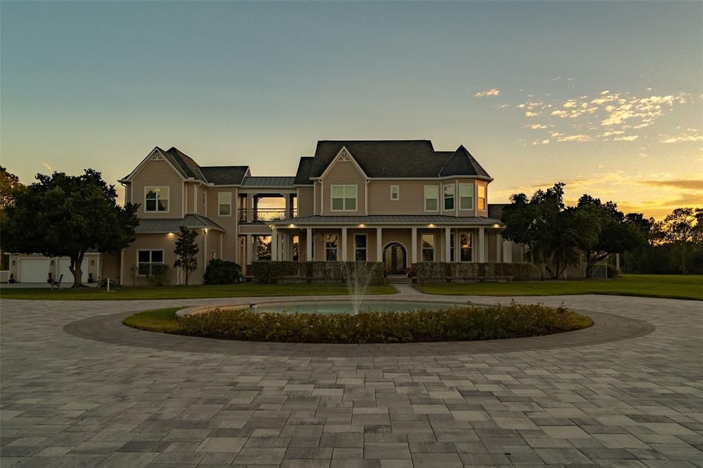 Backyard, Exterior, Facade, Queen Anne Victorian