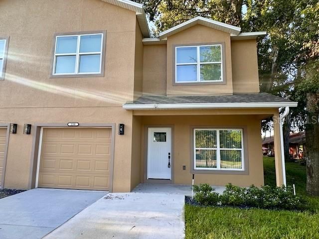 Attached, Exterior, Facade, Mediterranean