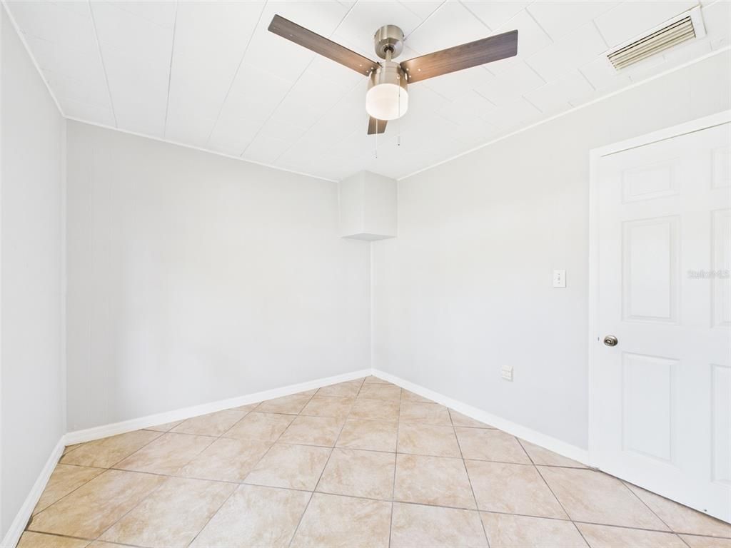 Empty room, Interior