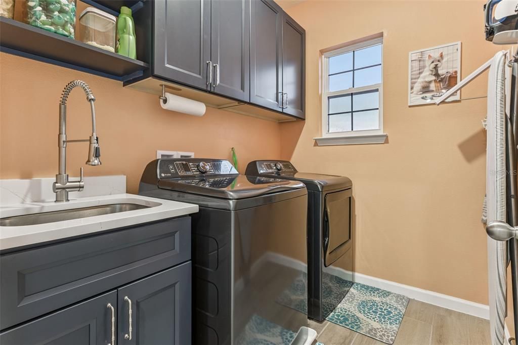 Interior, Washer, Wood Texture Flooring
