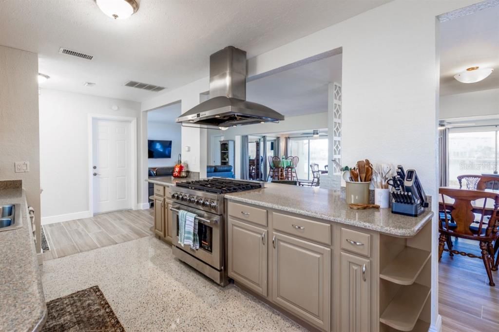 Dining room, Interior, Kitchen, Stainless Steel Appliances, Wood Texture Flooring