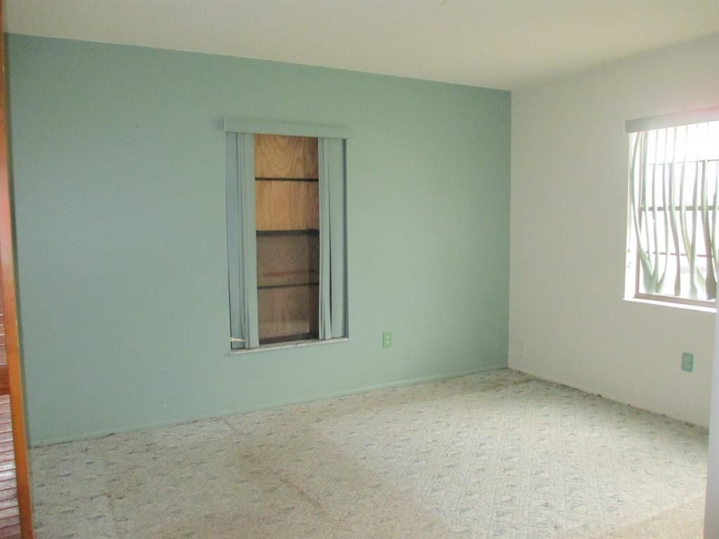 Empty room, Interior