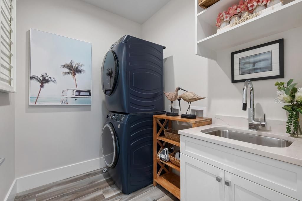 Interior, Washer, Wood Texture Flooring
