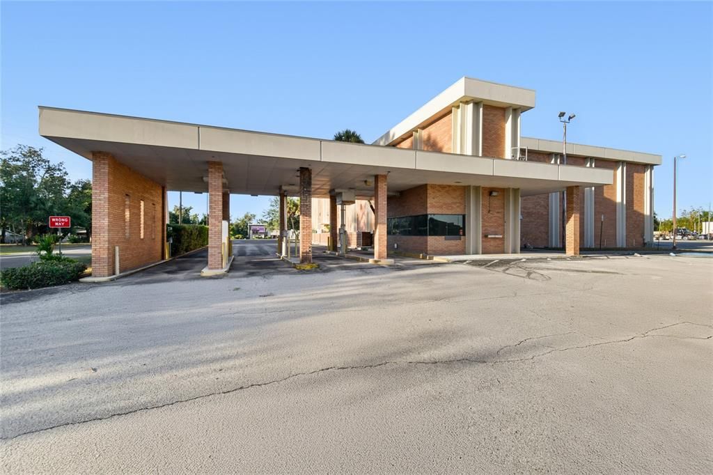 Backyard, Exterior, Facade, Brick Facade, Modern