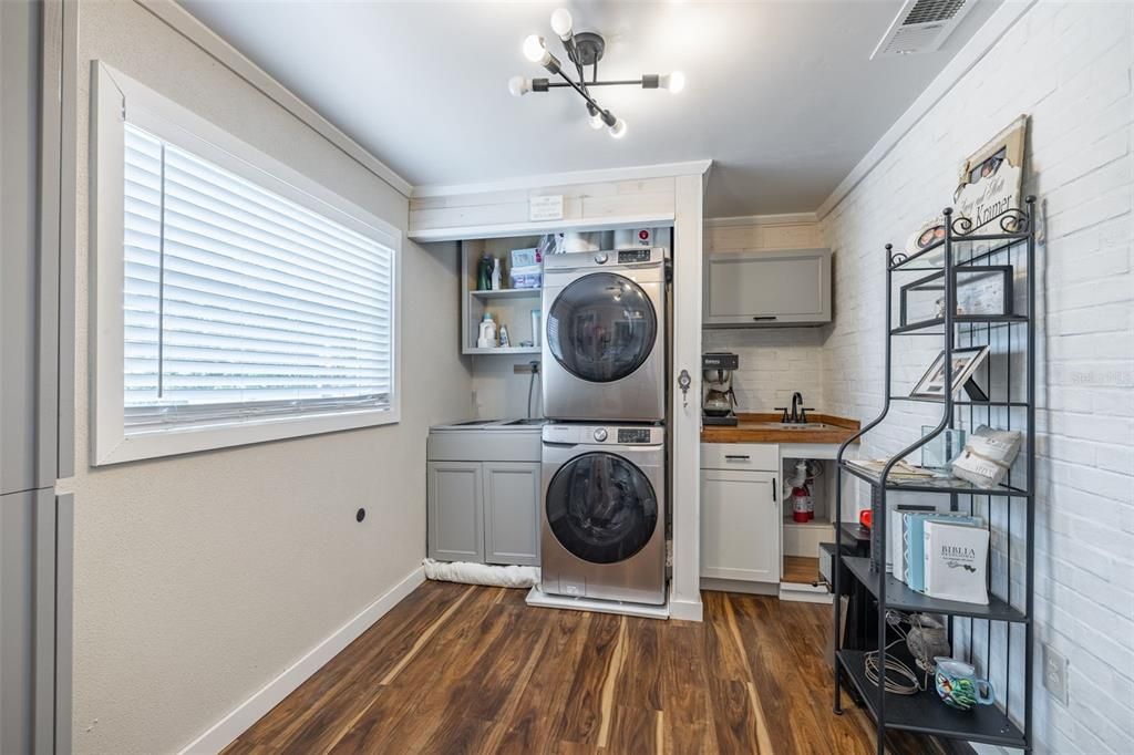Interior, Washer, Wood Texture Flooring