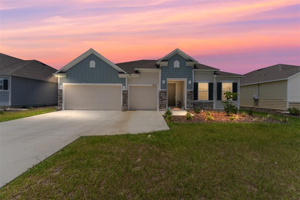 Attached, Exterior, Facade, American Craftsman