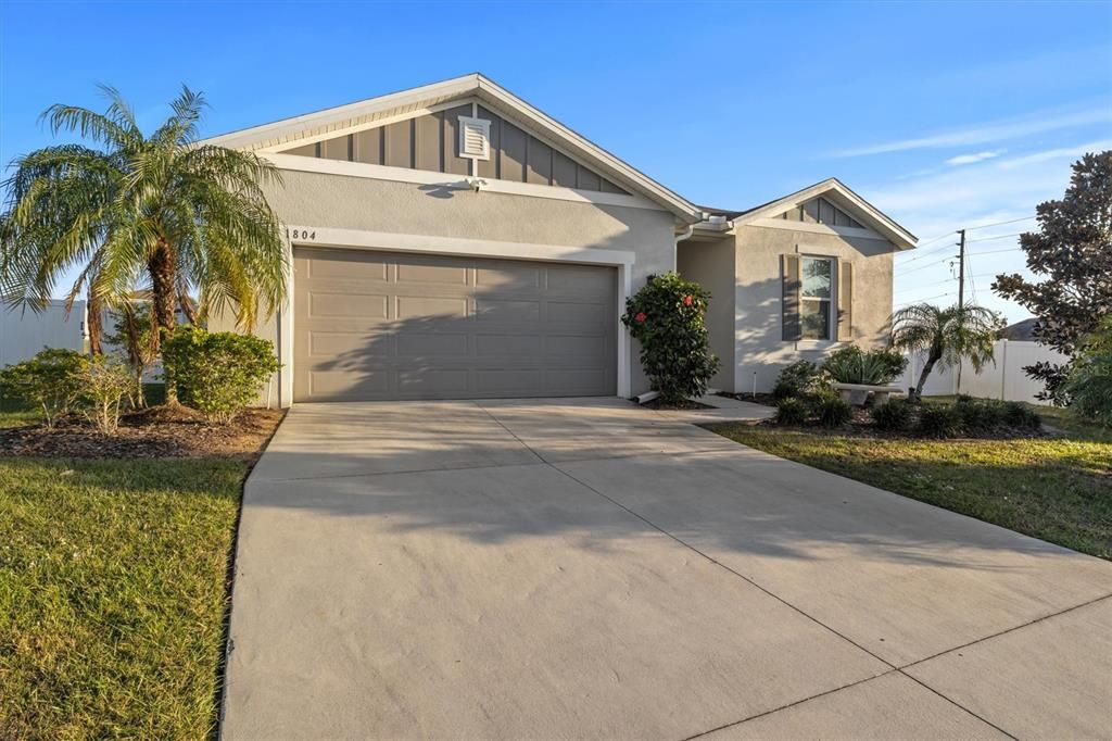 Attached, Exterior, Facade, American Craftsman