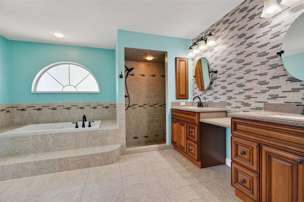 Bathroom, Dual Sink Vanities, Interior, Recessed Lighting