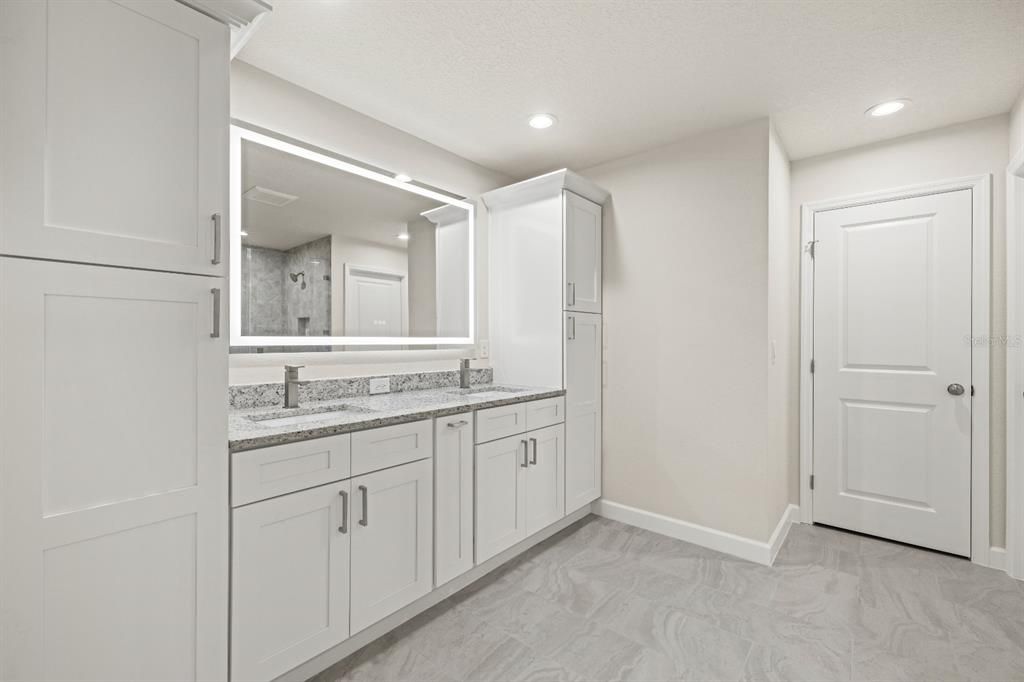 Bathroom, Dual Sink Vanities, Interior, Recessed Lighting