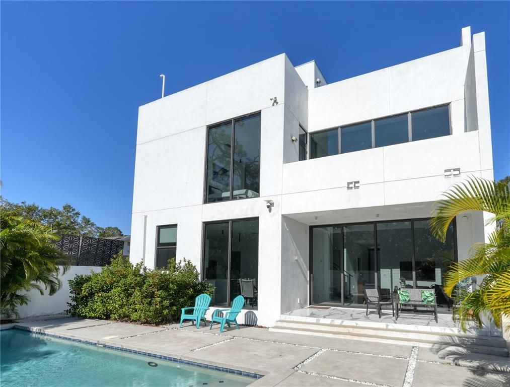 Exterior, Facade, Pool, Modern