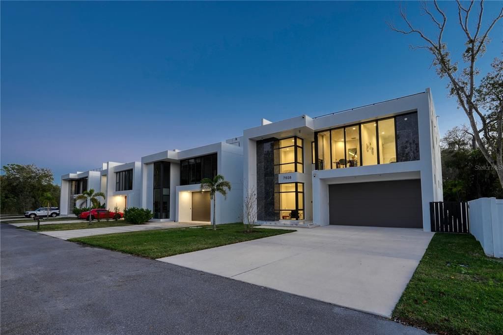 Attached, Backyard, Exterior, Facade, Modern