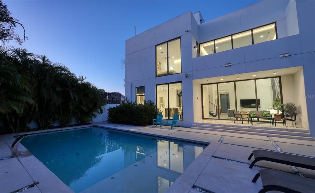 Exterior, Facade, Pool, Modern