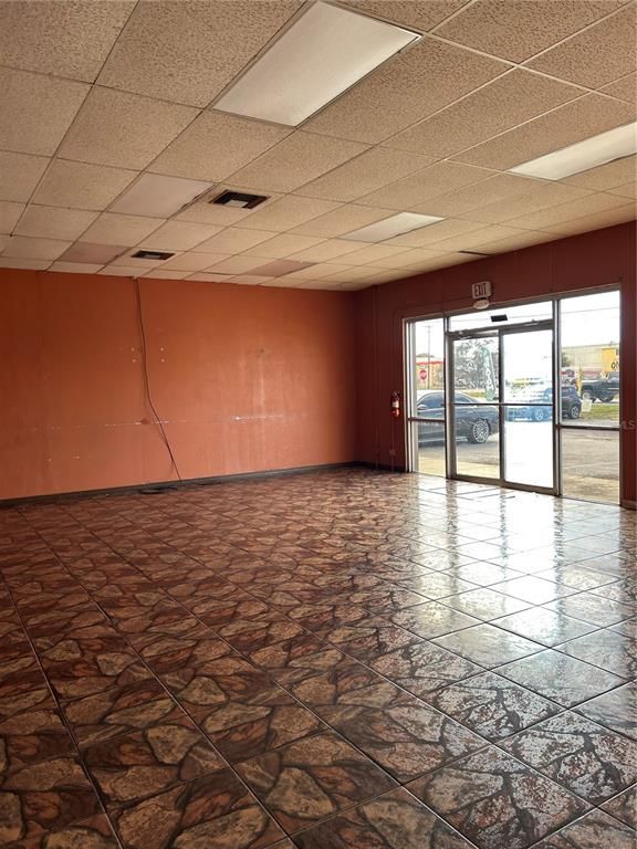 Empty room, Interior