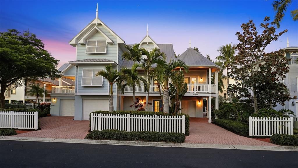 Attached, Exterior, Facade, Queen Anne Victorian
