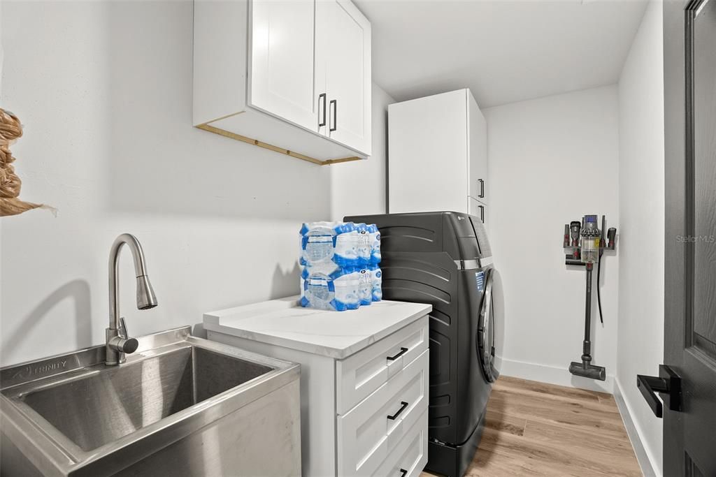 Interior, Washer, Wood Texture Flooring
