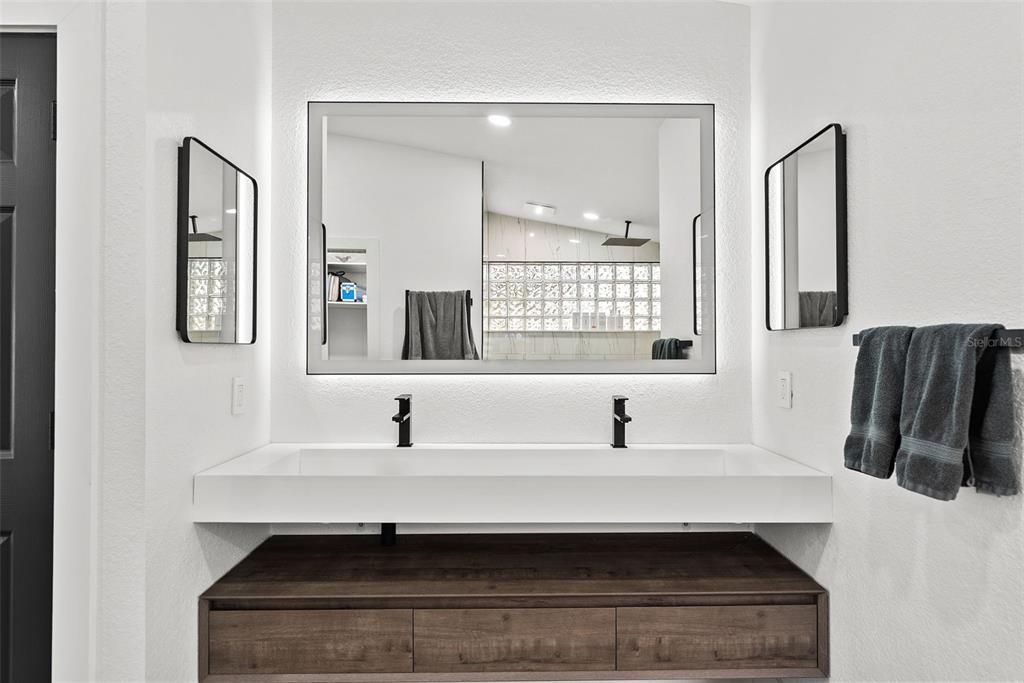 Bathroom, Dual Sink Vanities, Interior, Recessed Lighting