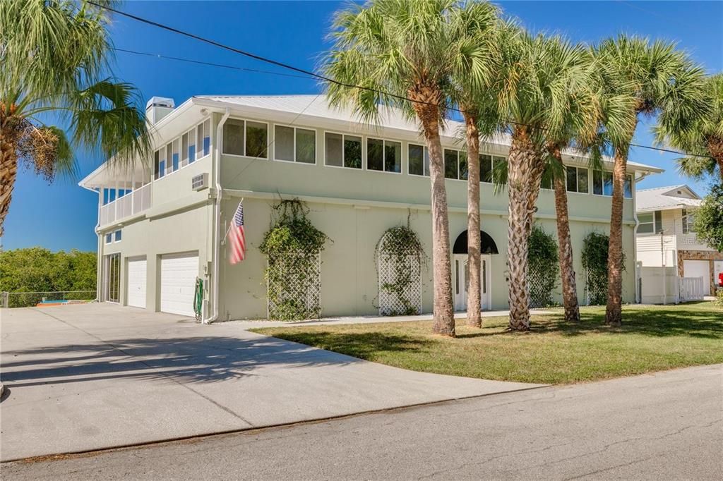 Attached, Exterior, Facade, Modern