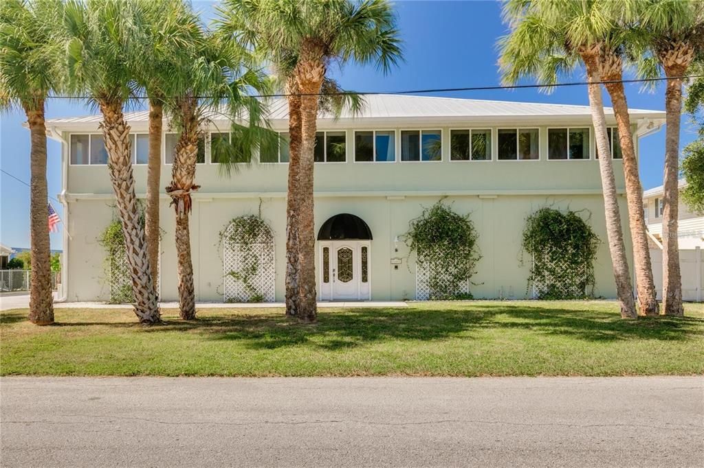 Exterior, Facade, Ranch