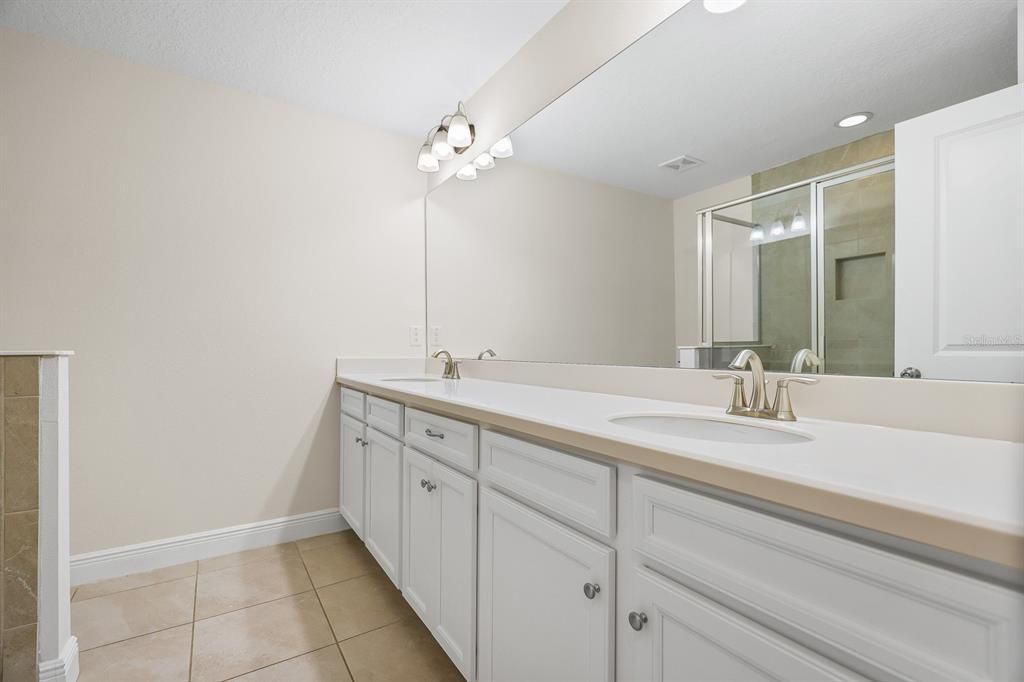 Bathroom, Dual Sink Vanities, Interior, Recessed Lighting